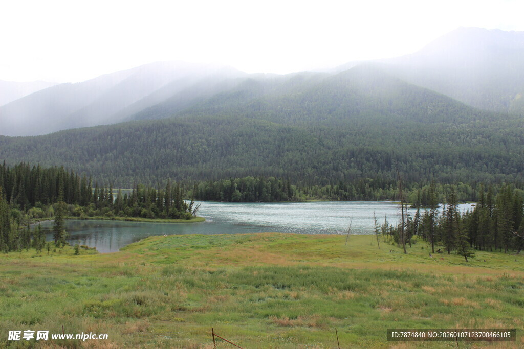 山间湖畔的清新自然景致