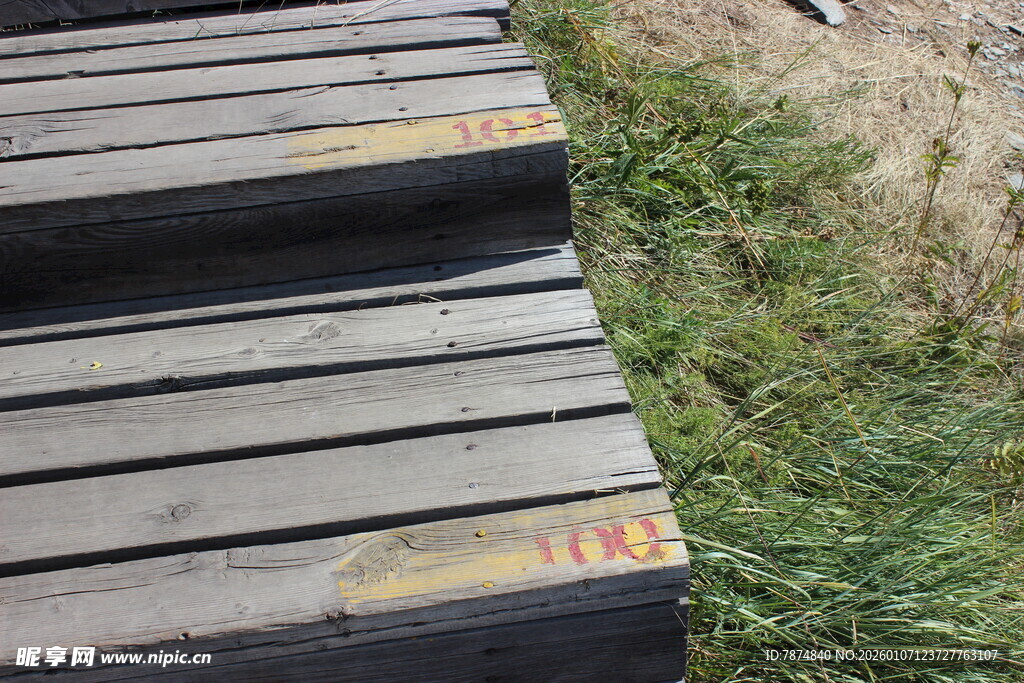 户外堆叠的灰色木板