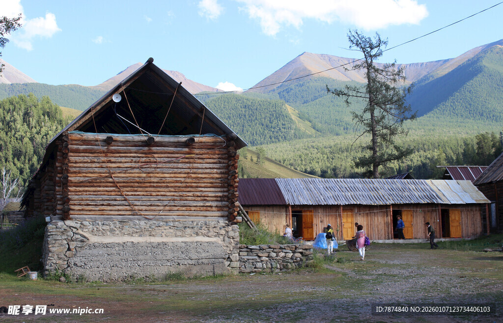 山间木屋前的宁静场景