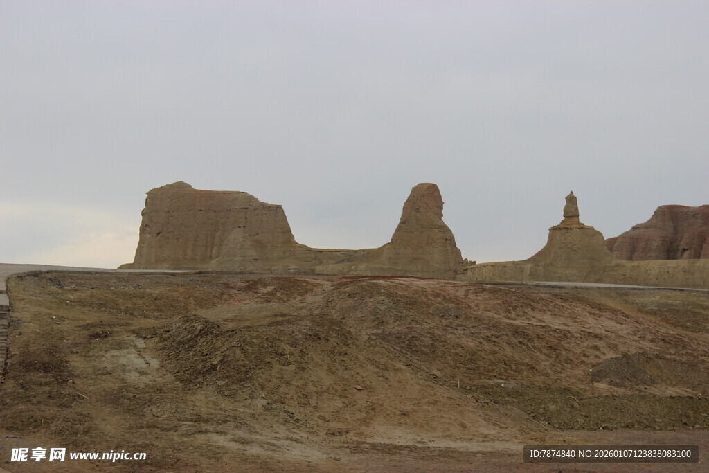荒凉戈壁中的奇特土丘景观