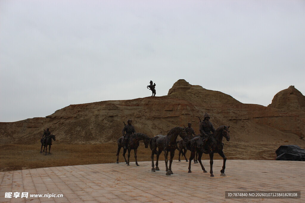 沙漠中骑马的人群与驼队