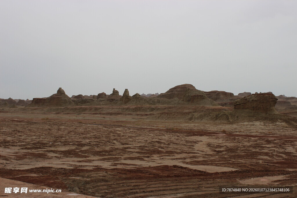 荒凉戈壁地貌景观