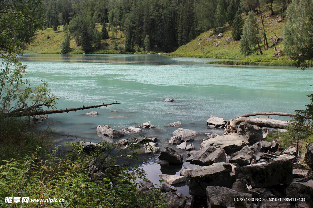 山间碧湖 静美自然景致