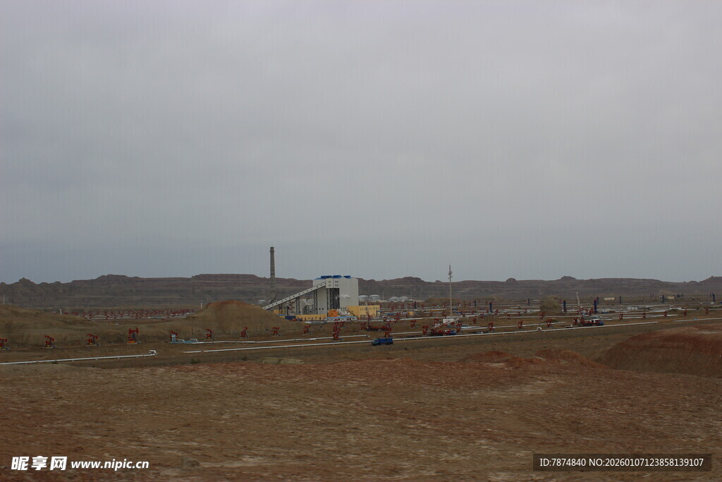 空旷荒地中的工业设施