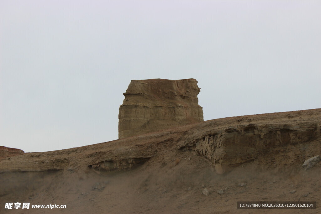 沙漠中的古老石砌遗迹
