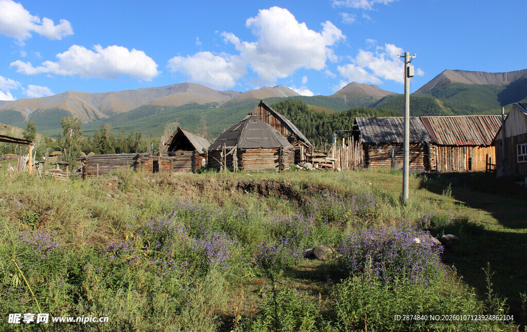 草原上的古朴村落