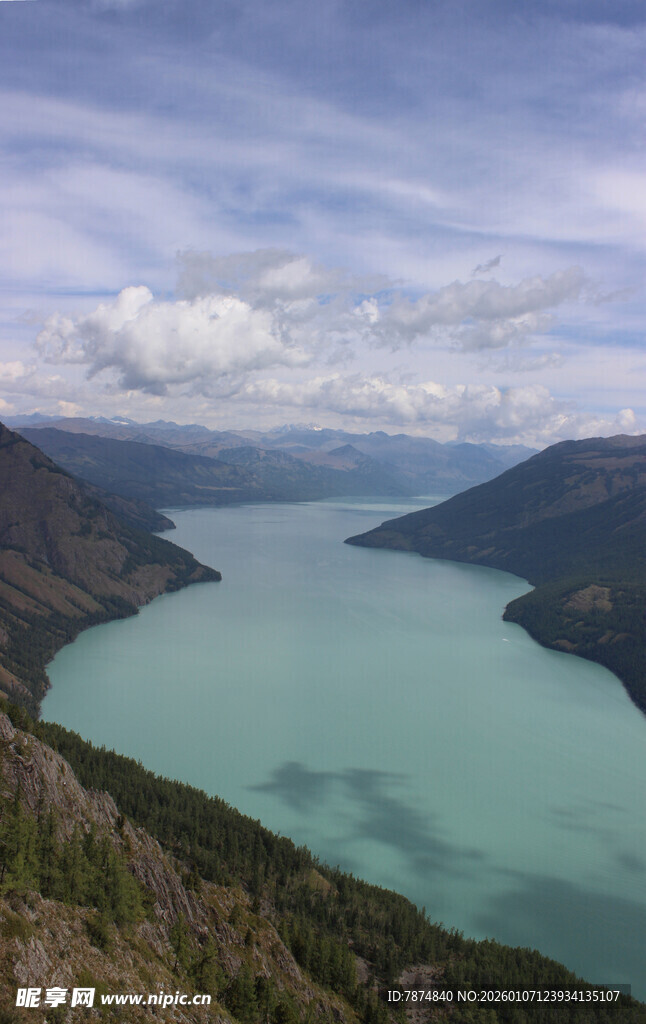 高山下的碧色湖泊美景