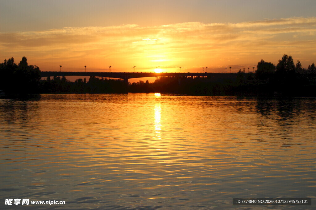 夕阳下波光粼粼的宁静湖面