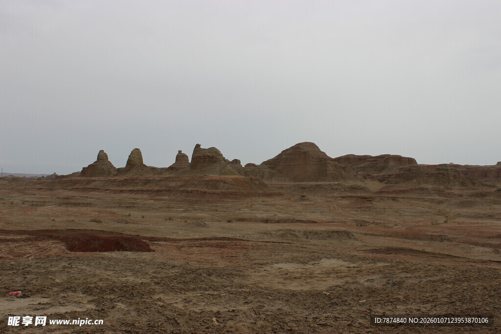 荒凉戈壁中的奇特地貌