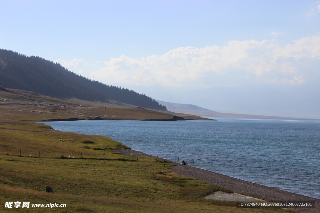 湖畔风光 远山与碧水相依