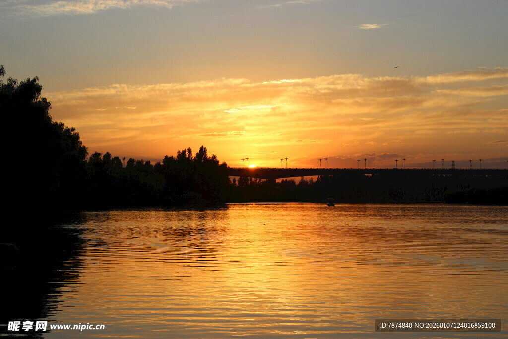 河畔日落美景