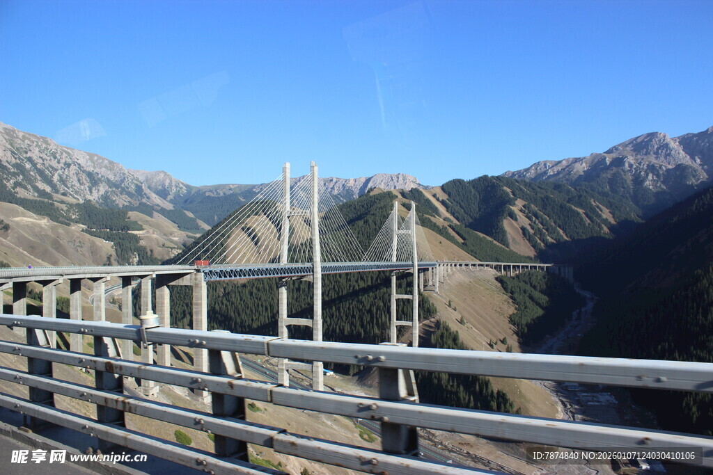 高山间的宏伟桥梁