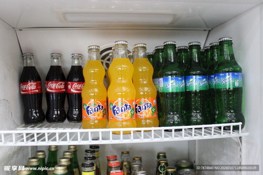 冰箱内多样汽水展示