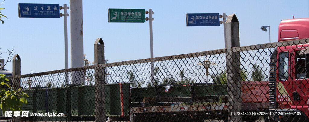 公路旁的指示牌与红色卡车