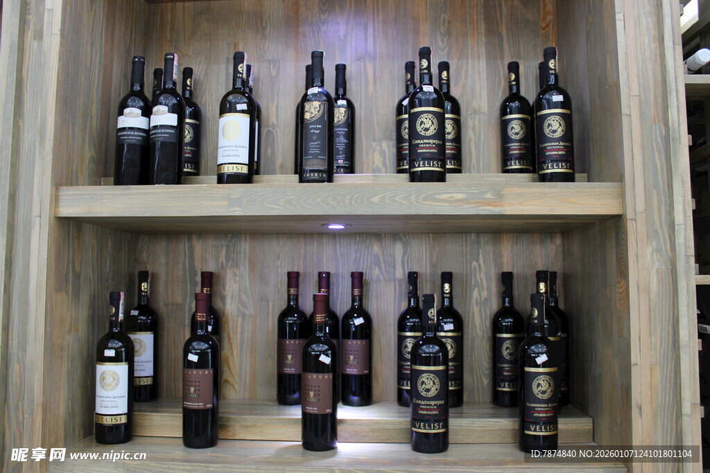 木架上陈列的多样葡萄酒