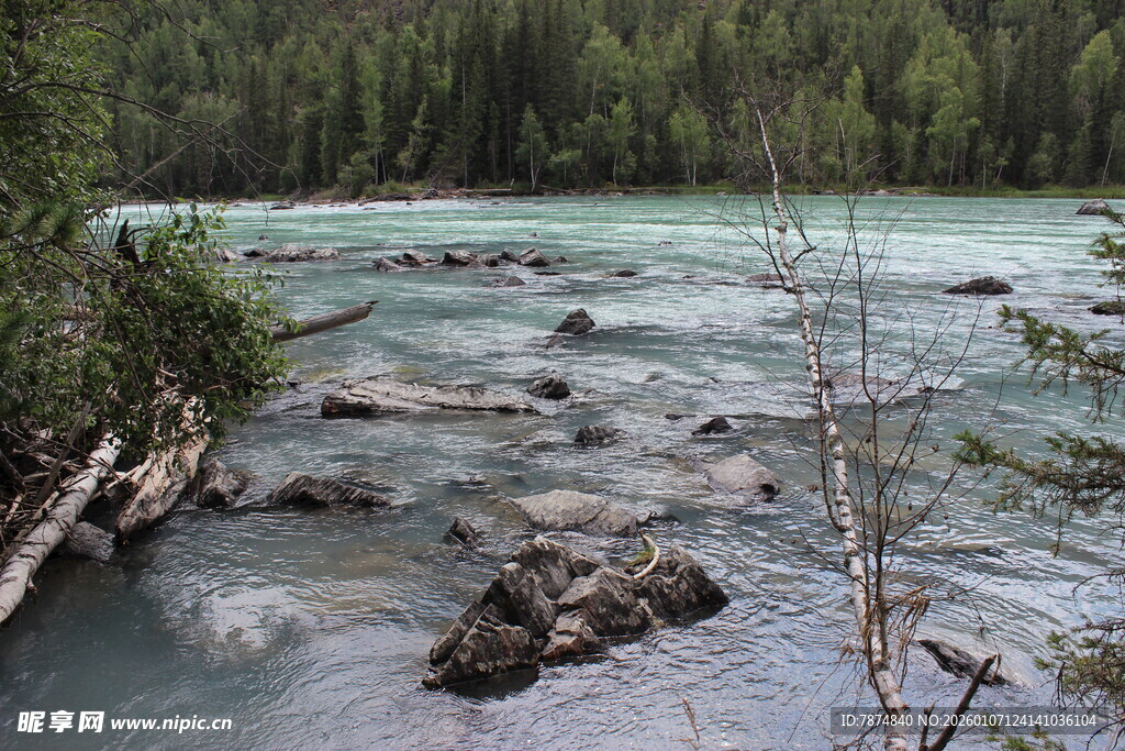 山间清澈溪流与嶙峋怪石