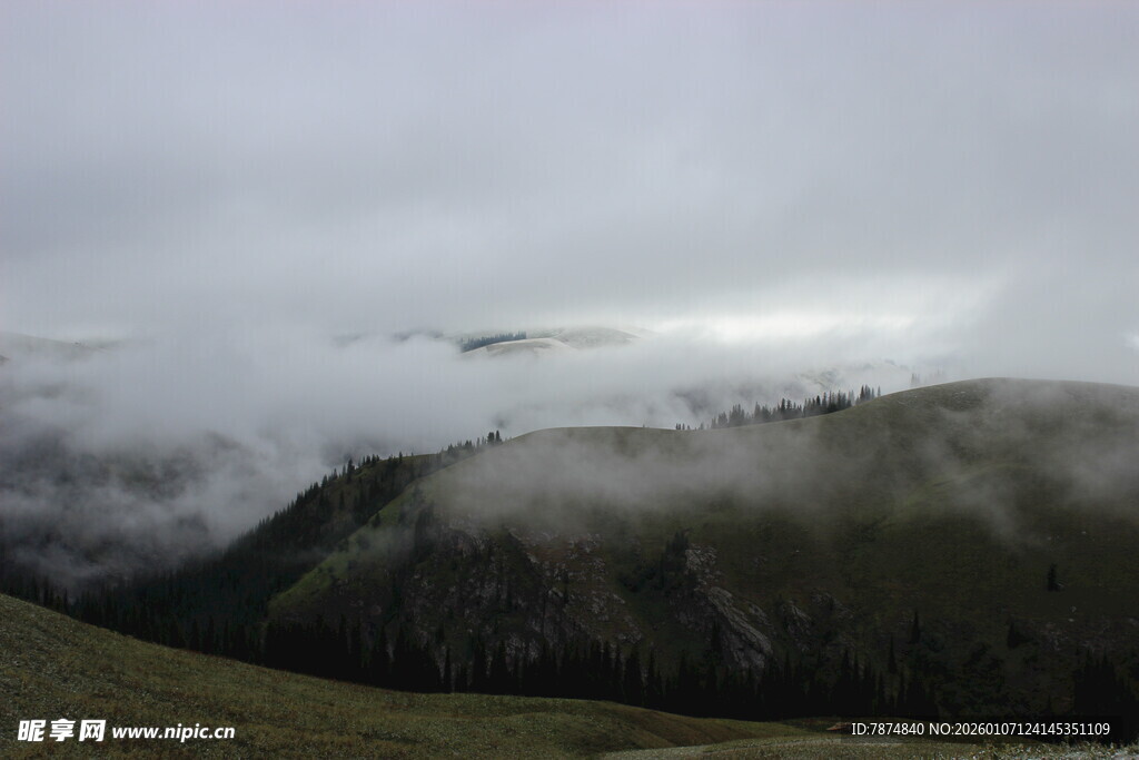 山间云雾缭绕的壮美景色