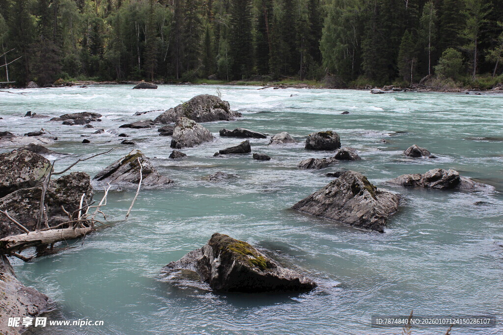 山间清澈河流与嶙峋岩石