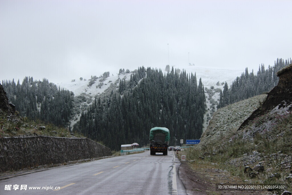 雪中山间公路上的行驶车辆