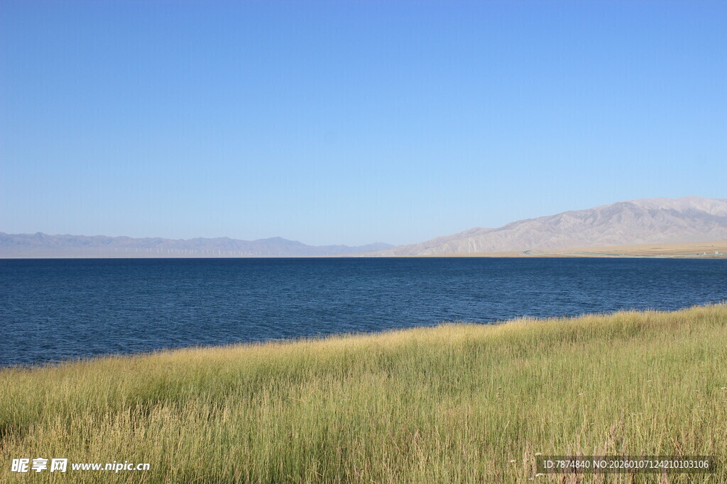 湖畔草地 蓝天碧水美景