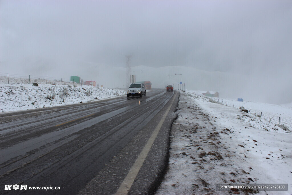 雪天公路上行驶的车辆
