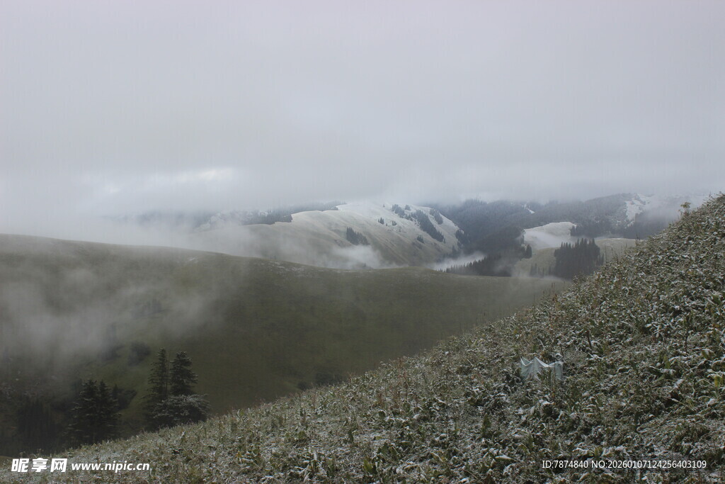 云雾缭绕的山间景致