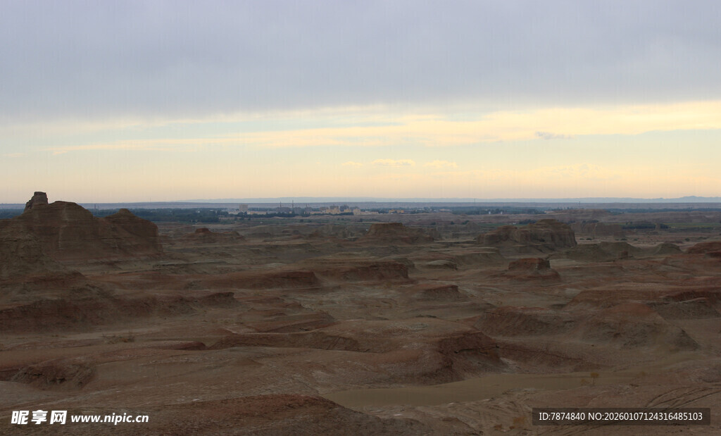 广袤沙漠黄昏景色