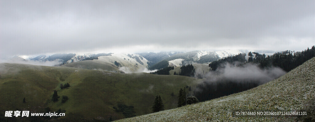 山间云雾缭绕的壮美景色