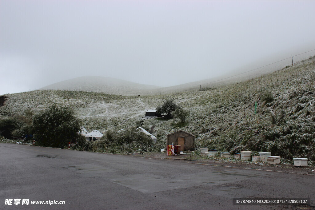 山间雾霭中的静谧停车处