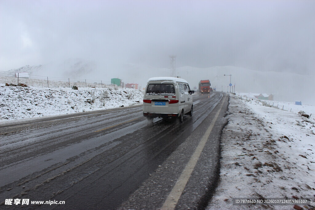 雪天公路上行驶的车辆