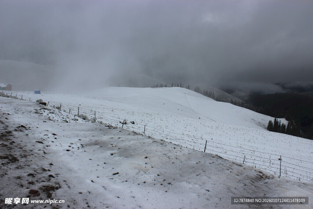 雪覆山坡与围栏的景致