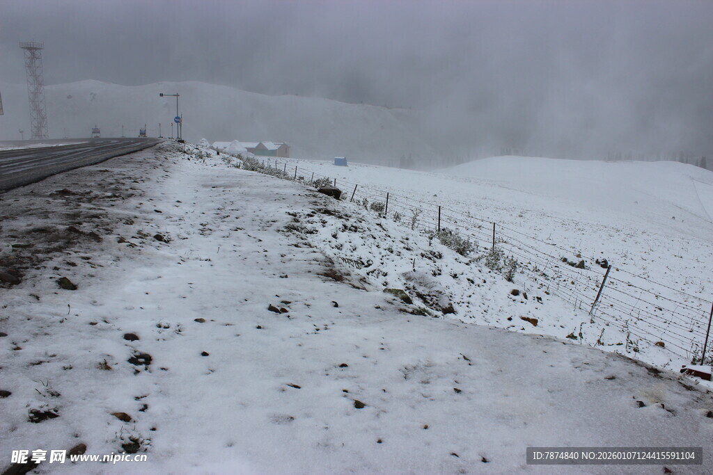 雪覆山路的冬日景象