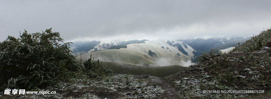 山间云雾缭绕的壮丽景致