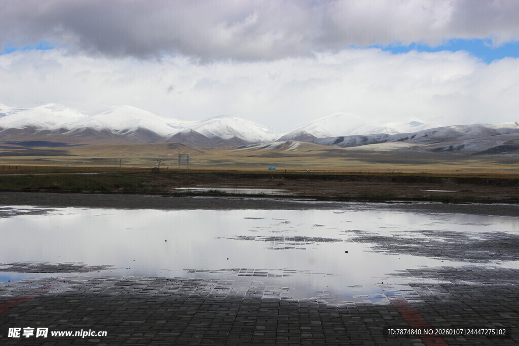 高原湖泊映雪山美景