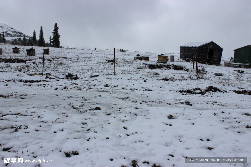 雪覆山地与远处小屋