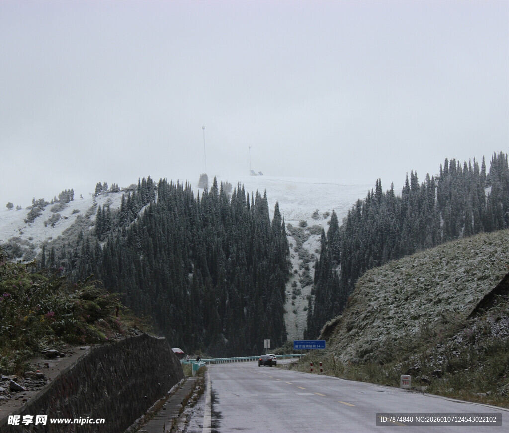 山间雾霭中的蜿蜒公路