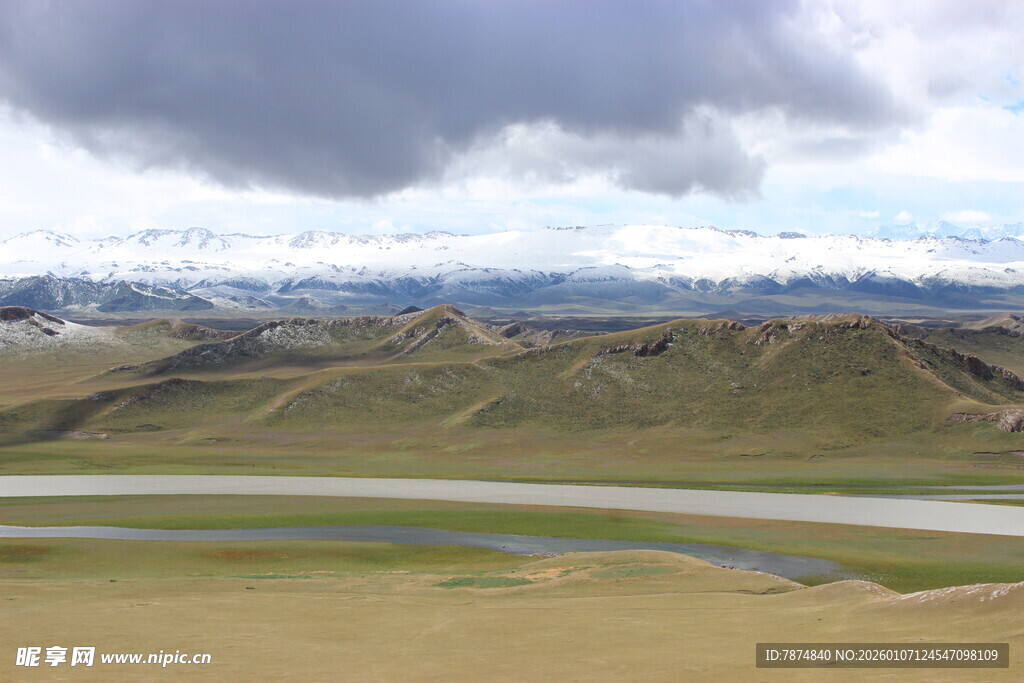 草原河流与远山壮丽风光