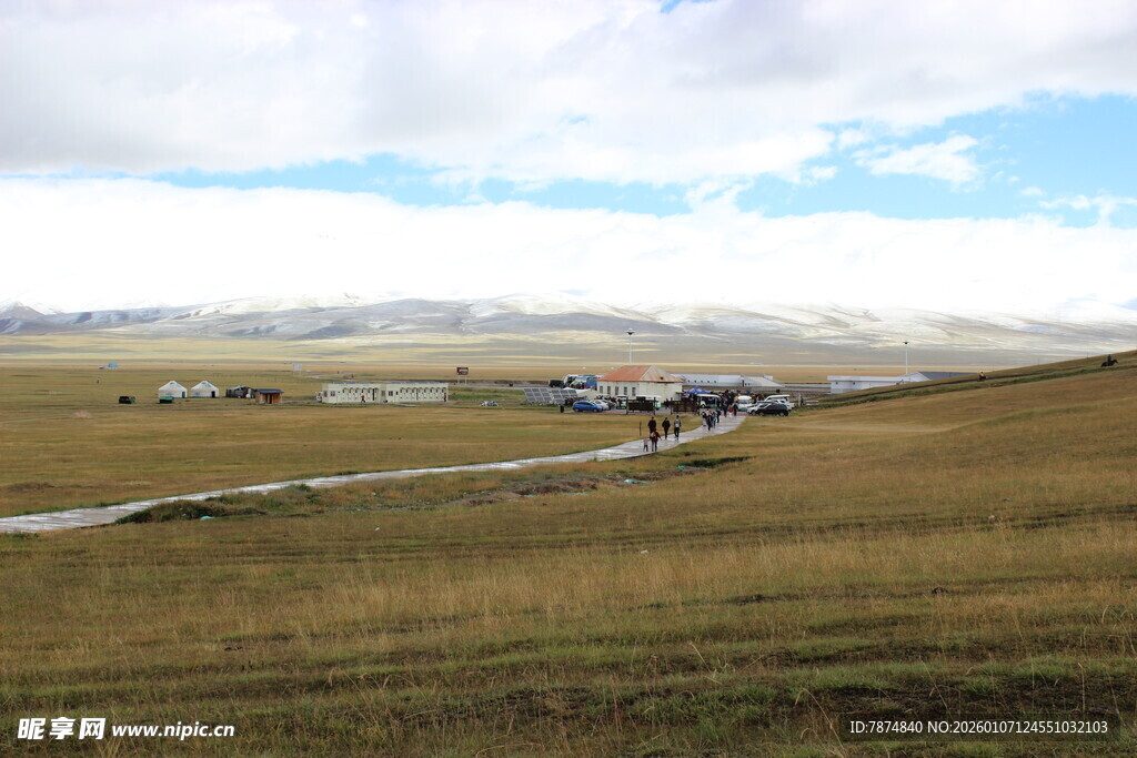 草原风光中的村落景象