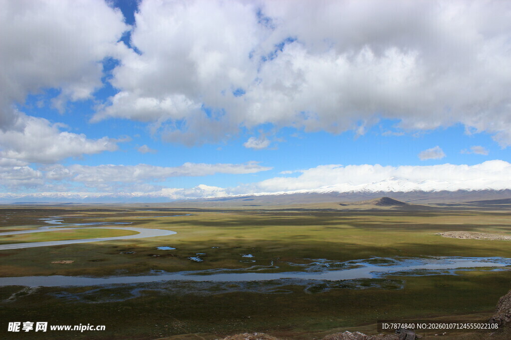 草原河流蓝天白云美景
