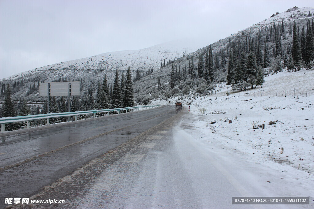 雪覆公路 山林雪景如画