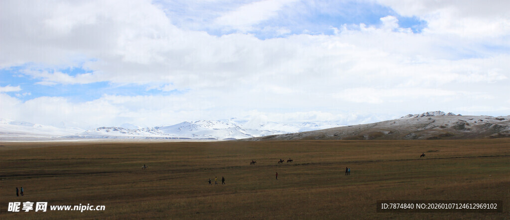 广袤草原上的蓝天白云