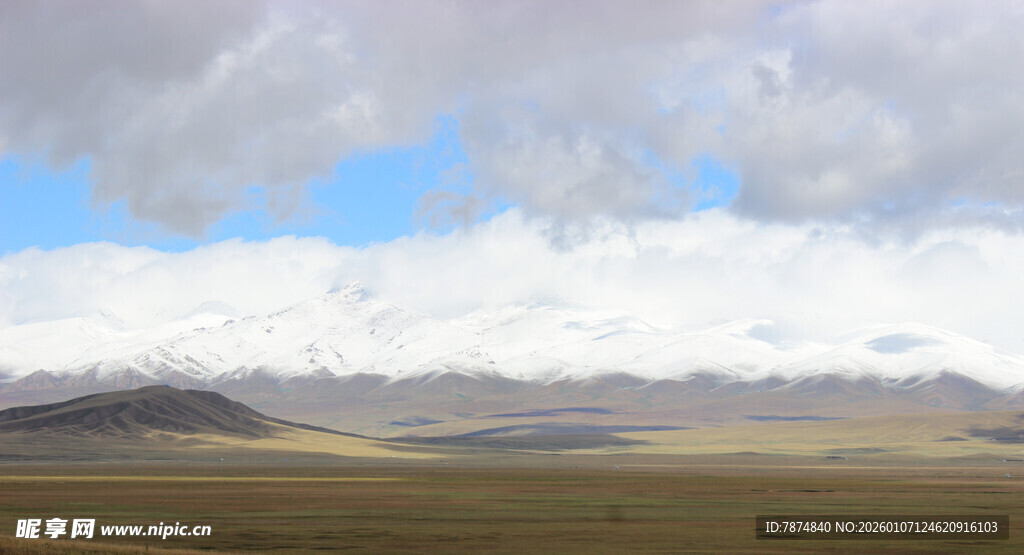 广袤草原上的蓝天白云