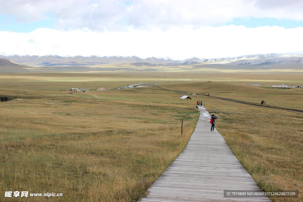 草原栈道上的漫步之旅