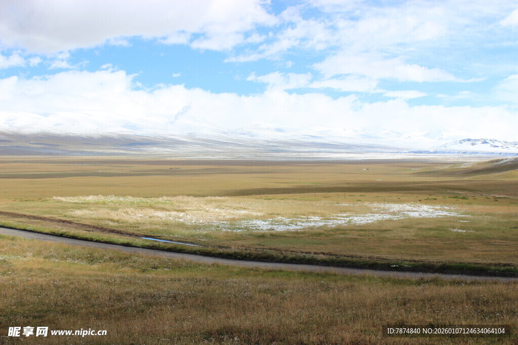 广袤草原上的蜿蜒公路