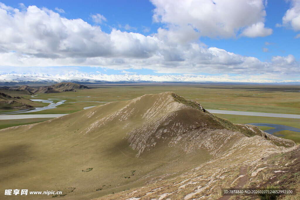 广袤草原上的蜿蜒河流