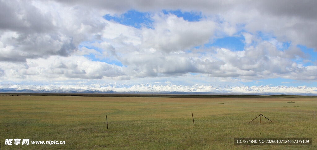 广袤草原与蓝天白云美景