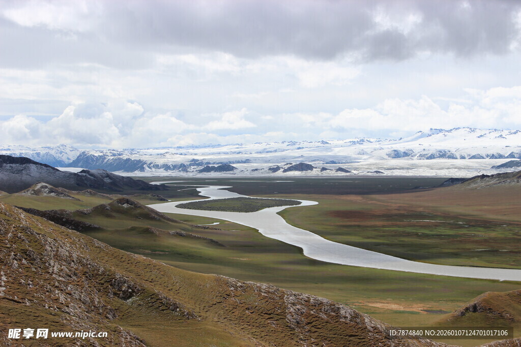 草原蜿蜒河流壮美风光