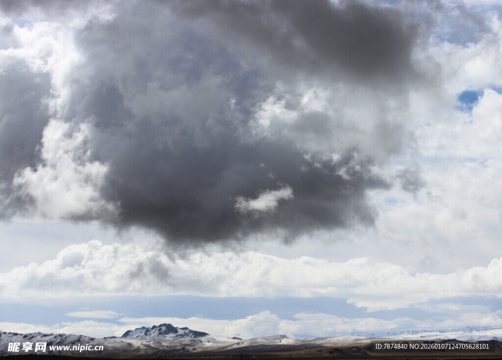 乌云笼罩下的开阔景致