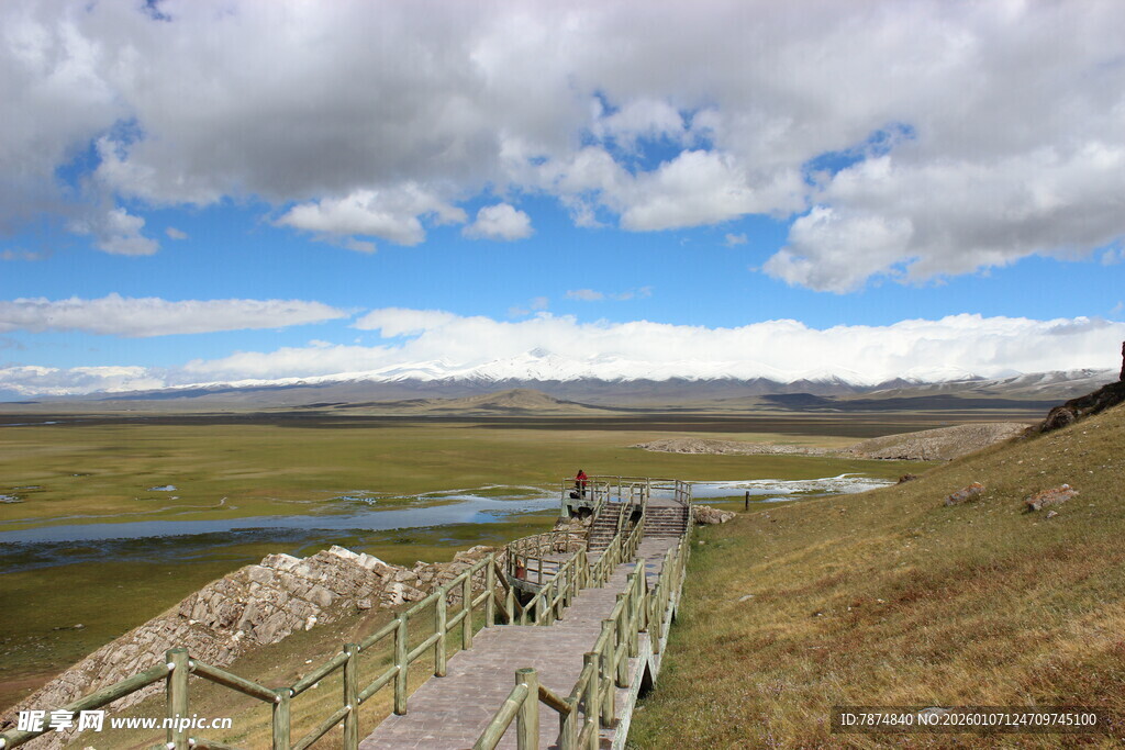 草原栈道边的美丽风光