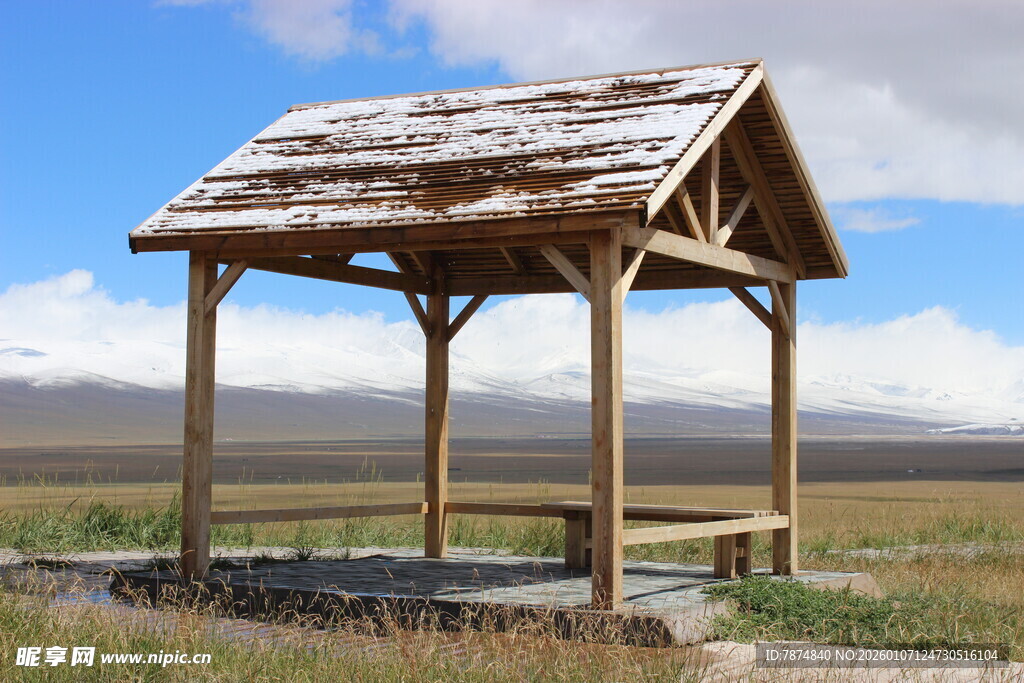 草原上的木质凉亭